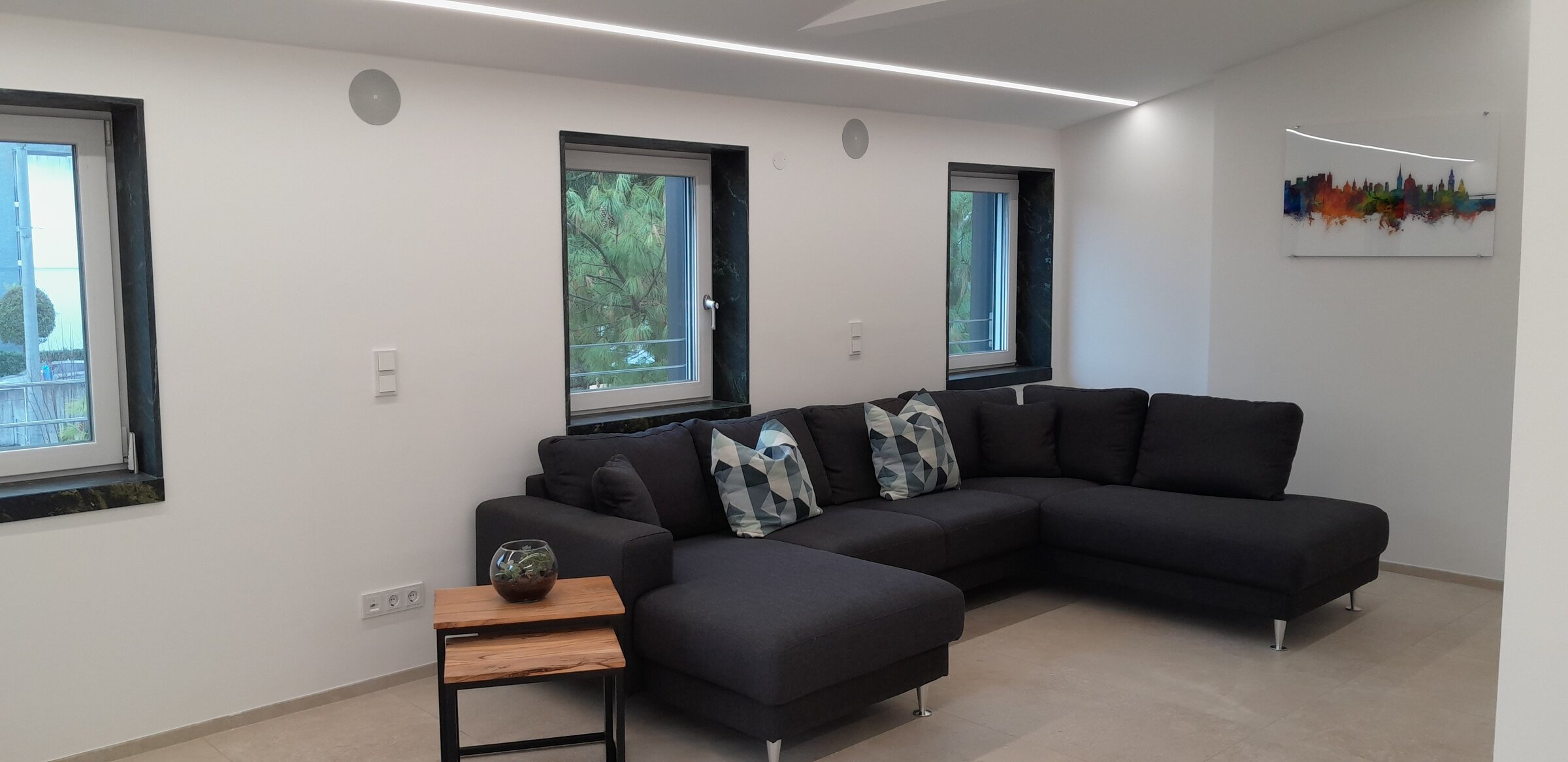 Bright living room with corner sofa – 3-room apartment for short-term rental & temporary housing for 1 to 6 months in Salzburg