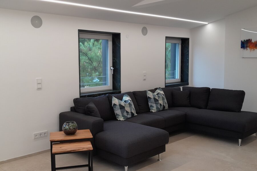 Bright living room with corner sofa – 3-room apartment for short-term rental & temporary housing for 1 to 6 months in Salzburg