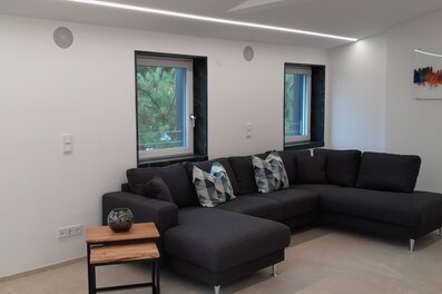 Bright living room with corner sofa – 3-room apartment for short-term rental & temporary housing for 1 to 6 months in Salzburg
