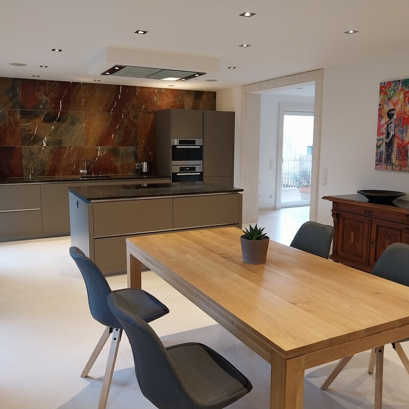 Open designer kitchen with natural stone & dining area – 2-room apartment, short-term rental & temporary housing 1 to 6 months, Salzburg