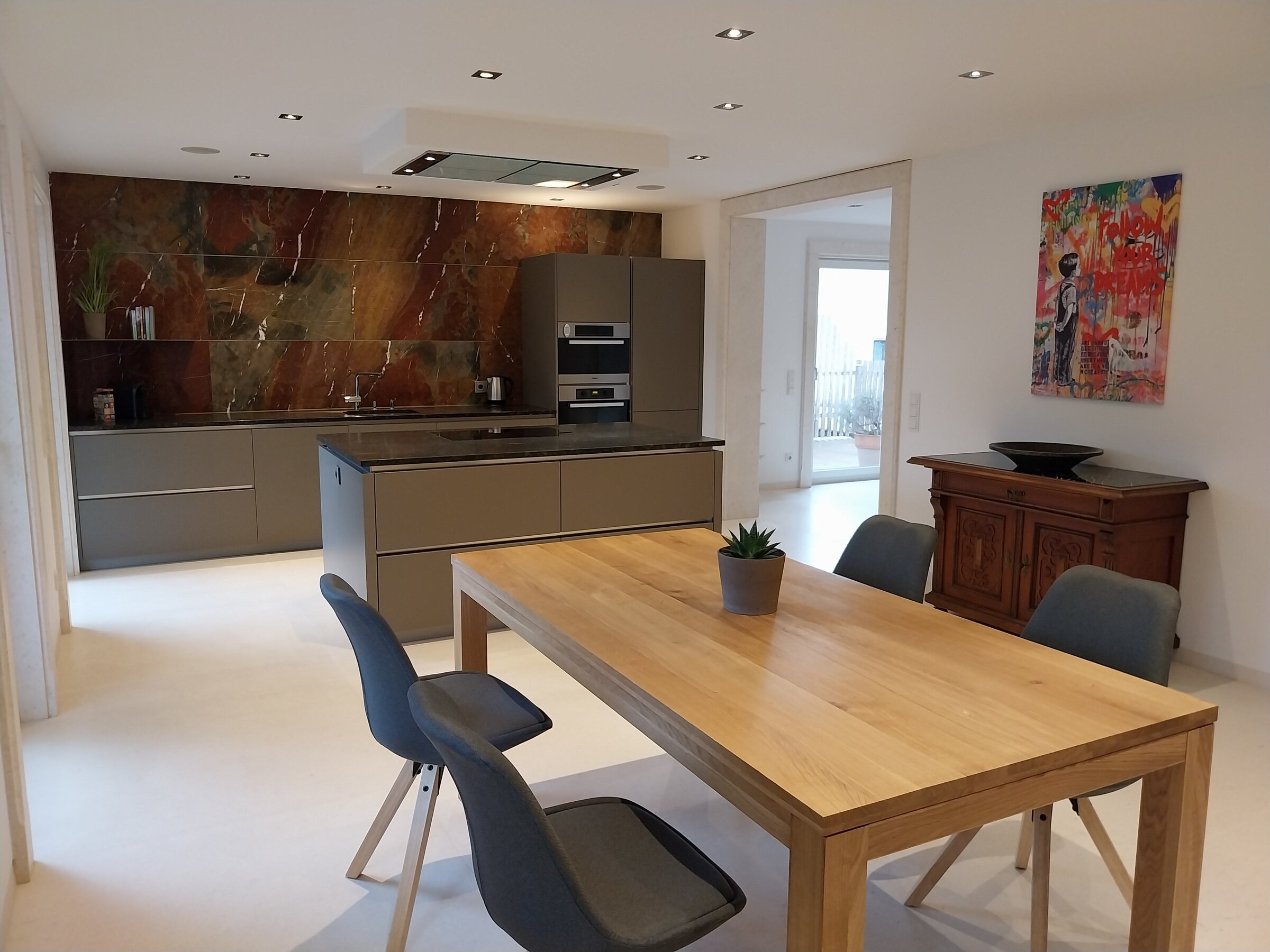 Open designer kitchen with natural stone & dining area – 2-room apartment, short-term rental & temporary housing 1 to 6 months, Salzburg