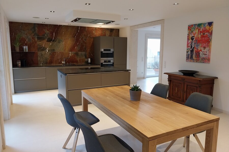 Open designer kitchen with natural stone & dining area – 2-room apartment, short-term rental & temporary housing 1 to 6 months, Salzburg