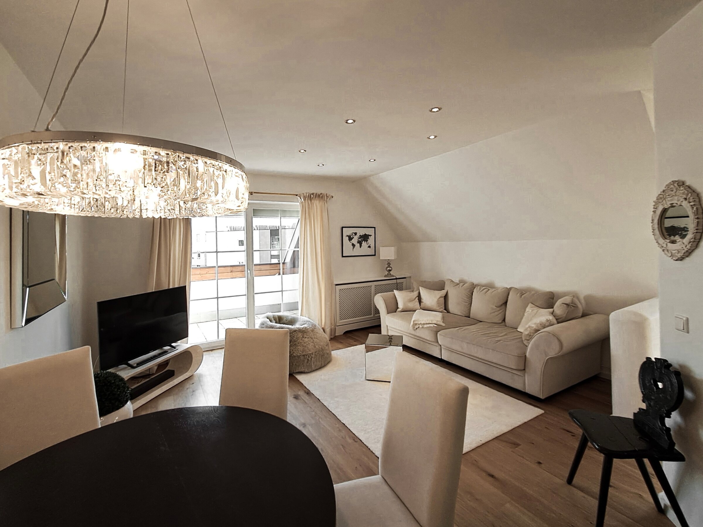 Helles Wohnzimmer mit Kristallleuchter & Dachschräge – 2-Zimmer Wohnung zur Kurzzeitmiete, Wohnen auf Zeit 1 bis 6 Monate, Salzburg