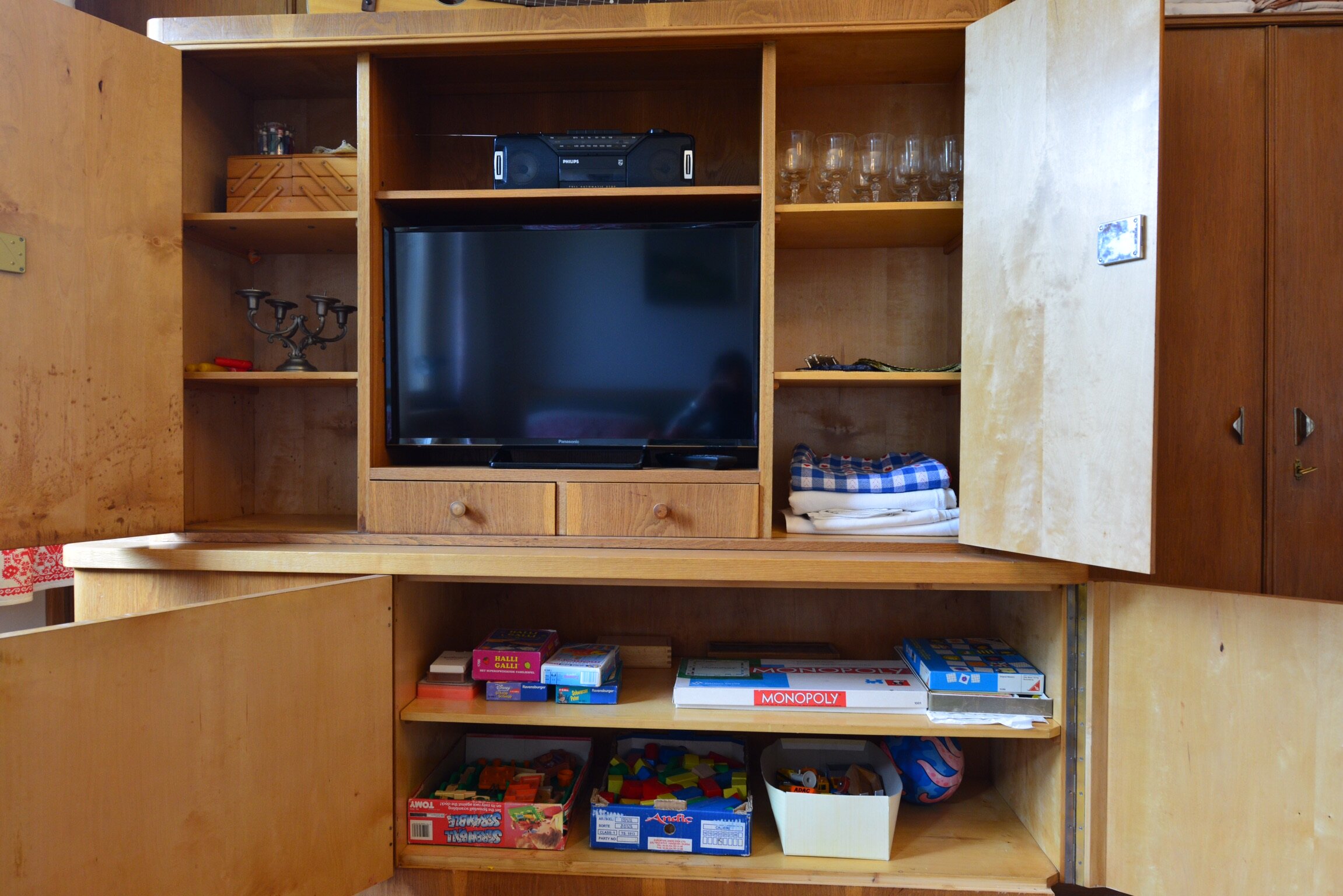 Wohnzimmerschrank