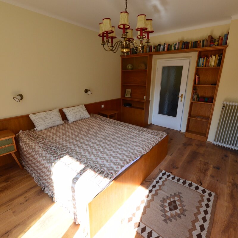 Schlafzimmer mit Südbalkon und Einbauschrank