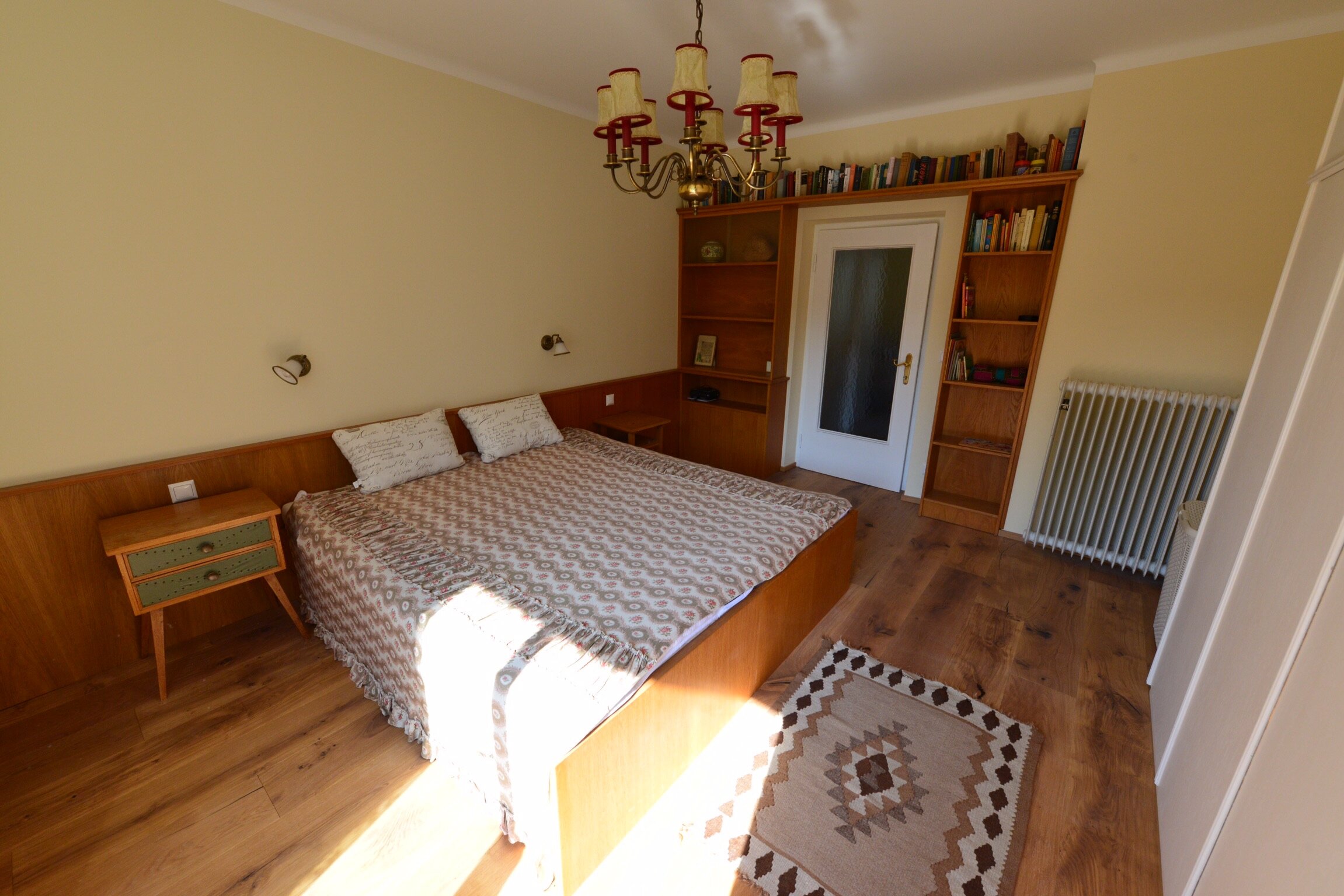 Schlafzimmer mit Südbalkon und Einbauschrank