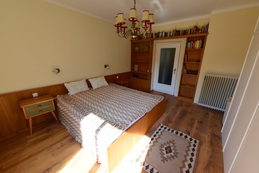 Schlafzimmer mit Südbalkon und Einbauschrank