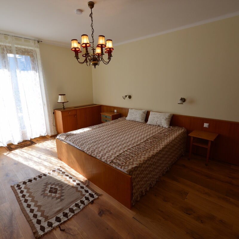 Schlafzimmer mit Südbalkon und Einbauschrank