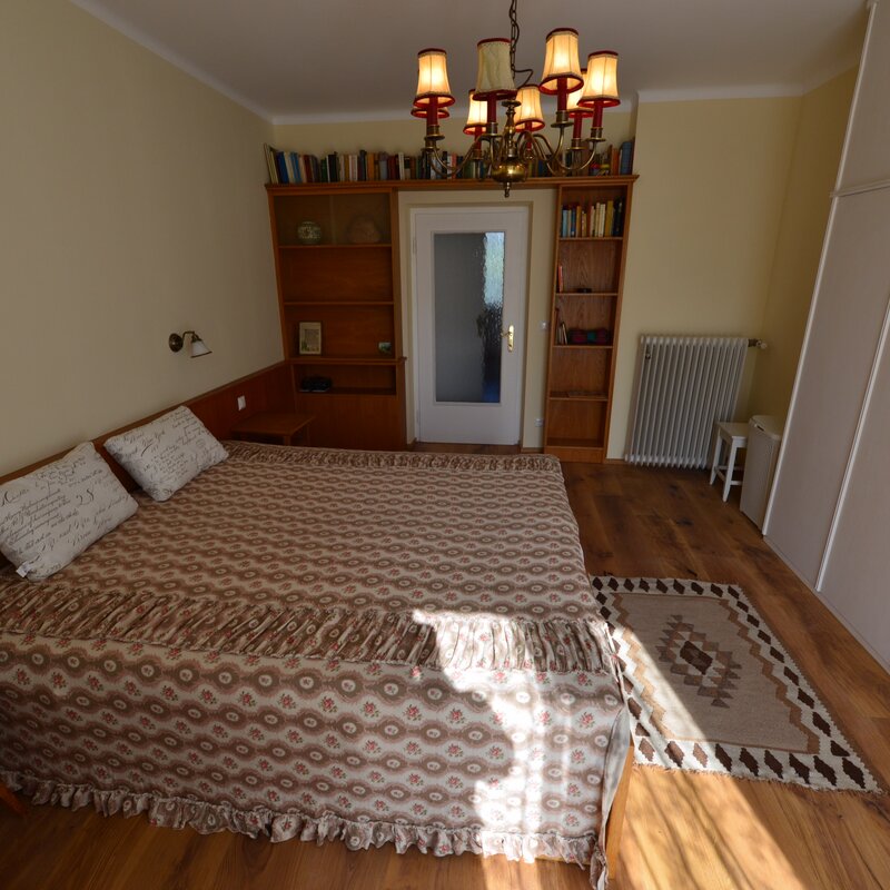 Schlafzimmer mit Südbalkon und Einbauschrank