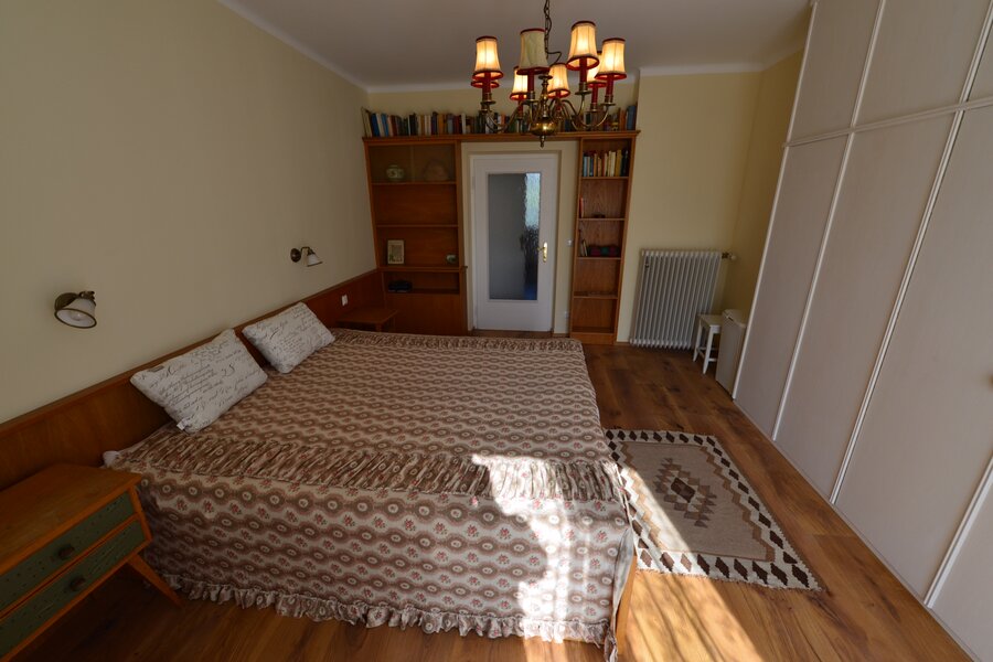 Schlafzimmer mit Südbalkon und Einbauschrank