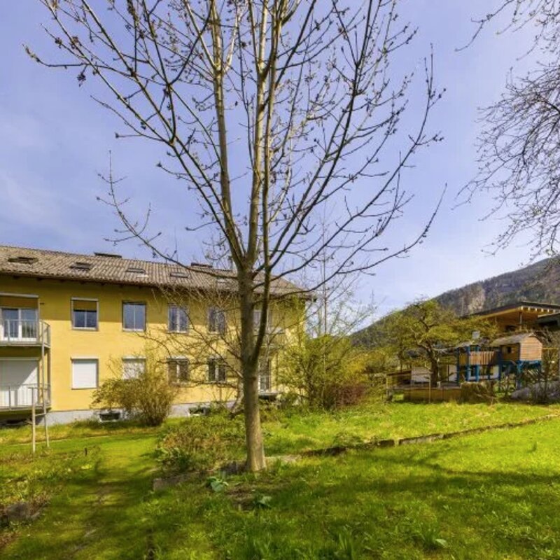 Die Wohnung befindet sich im ersten Stock links, dort wo der Balkon ist