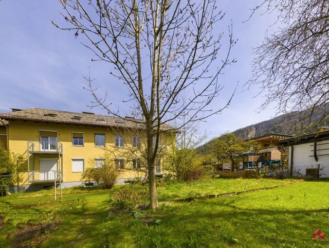 Die Wohnung befindet sich im ersten Stock links, dort wo der Balkon ist