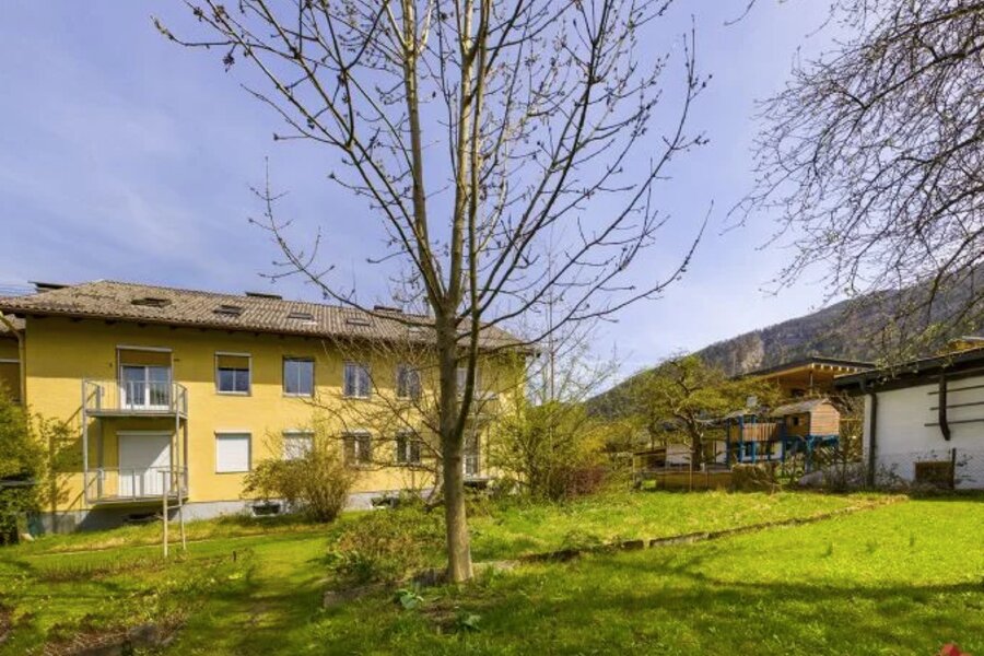 Die Wohnung befindet sich im ersten Stock links, dort wo der Balkon ist