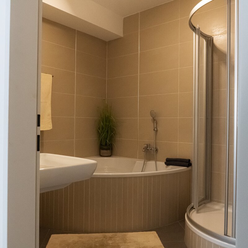 mit Dusche und Eckbadewanne | © Michael Furtenbach