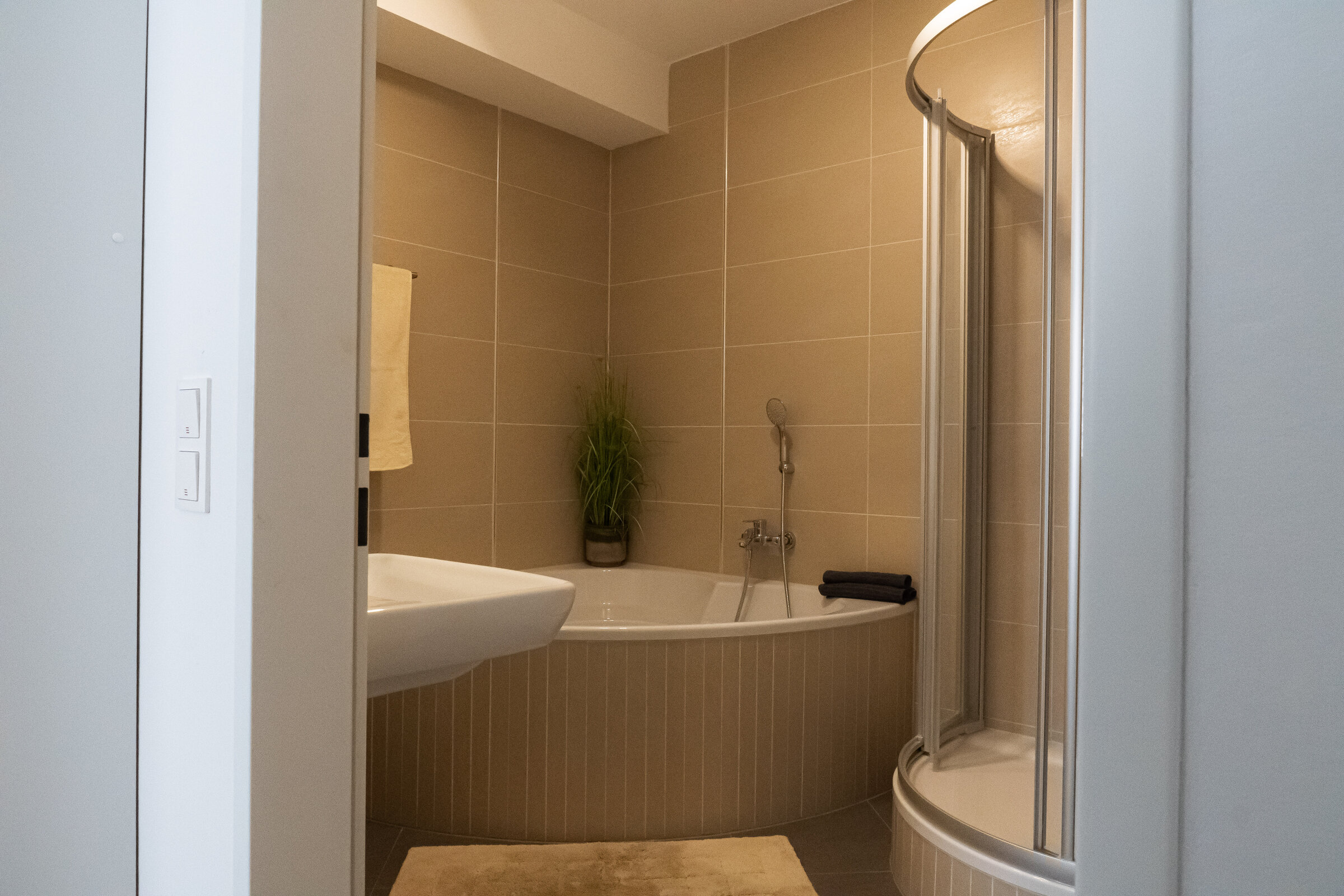 mit Dusche und Eckbadewanne | © Michael Furtenbach