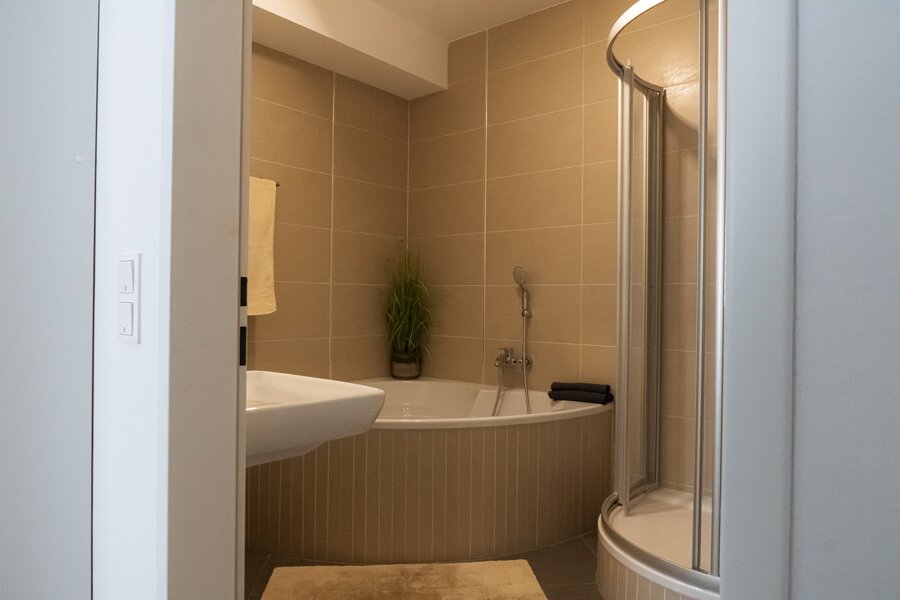 mit Dusche und Eckbadewanne | © Michael Furtenbach