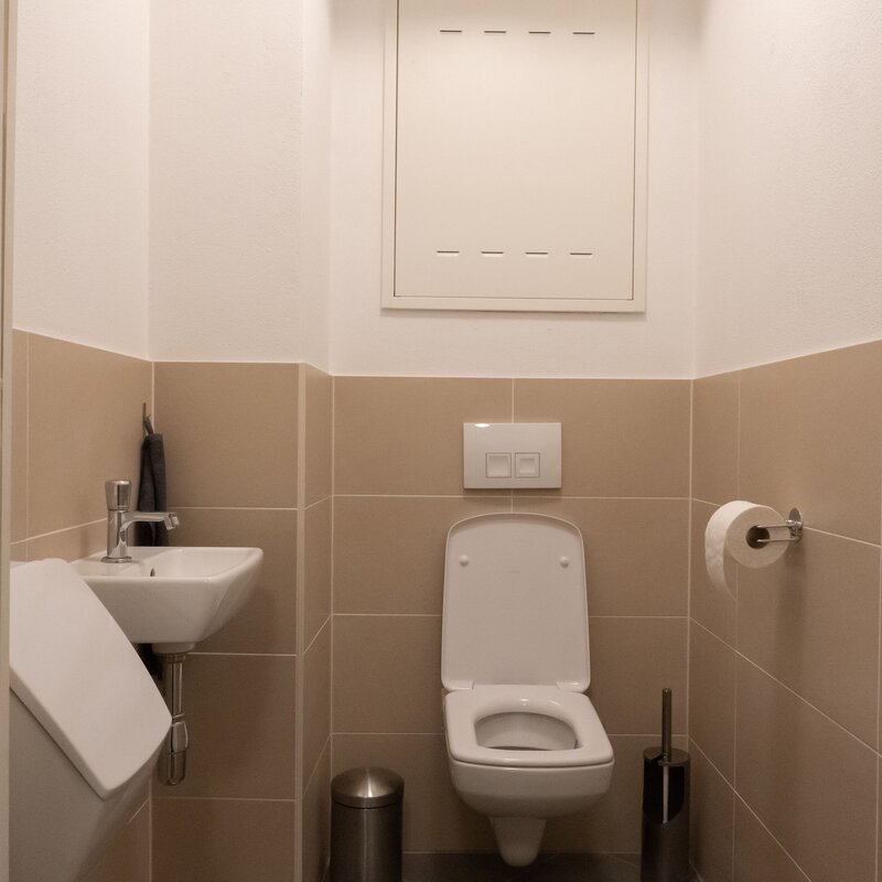 Mit Handwaschbecken und Pissoir | © Michael Furtenbach