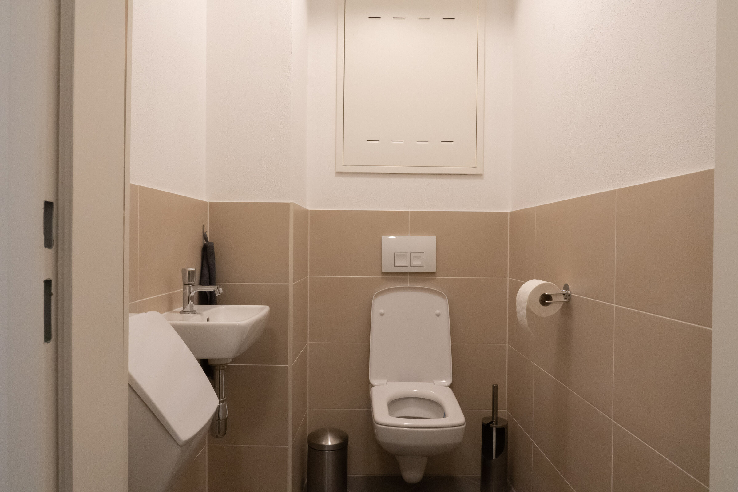 Mit Handwaschbecken und Pissoir | © Michael Furtenbach