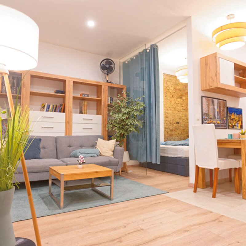 Gemütliches Wohnzimmer, Essecke und das Schlafzimmer mit Glaswand