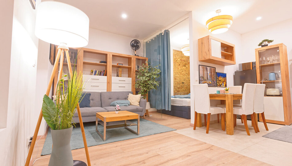 Gemütliches Wohnzimmer, Essecke und das Schlafzimmer mit Glaswand