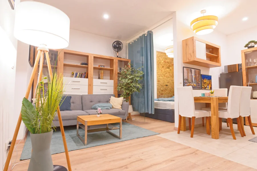 Gemütliches Wohnzimmer, Essecke und das Schlafzimmer mit Glaswand