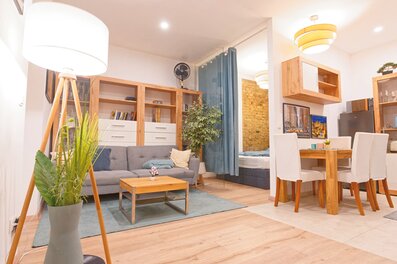 Gemütliches Wohnzimmer, Essecke und das Schlafzimmer mit Glaswand