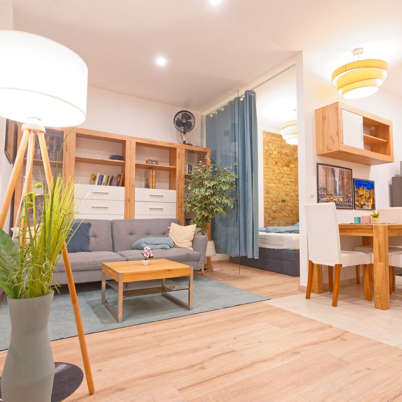 Gemütliches Wohnzimmer, Essecke und das Schlafzimmer mit Glaswand