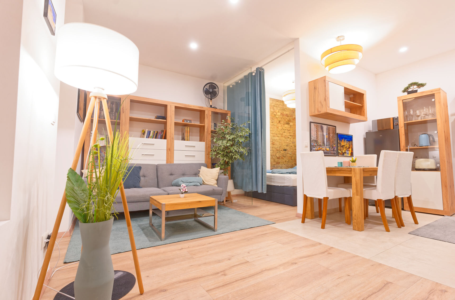 Gemütliches Wohnzimmer, Essecke und das Schlafzimmer mit Glaswand