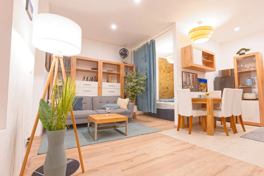 Gemütliches Wohnzimmer, Essecke und das Schlafzimmer mit Glaswand