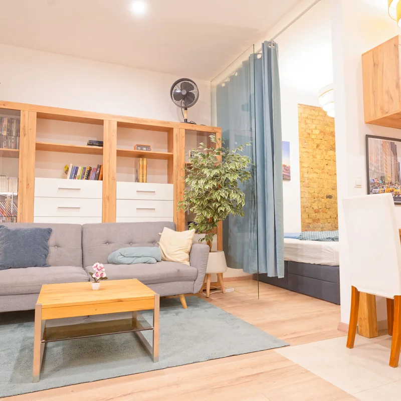 Gemütliches Wohnzimmer, Essecke und das Schlafzimmer mit Glaswand | © Sammer