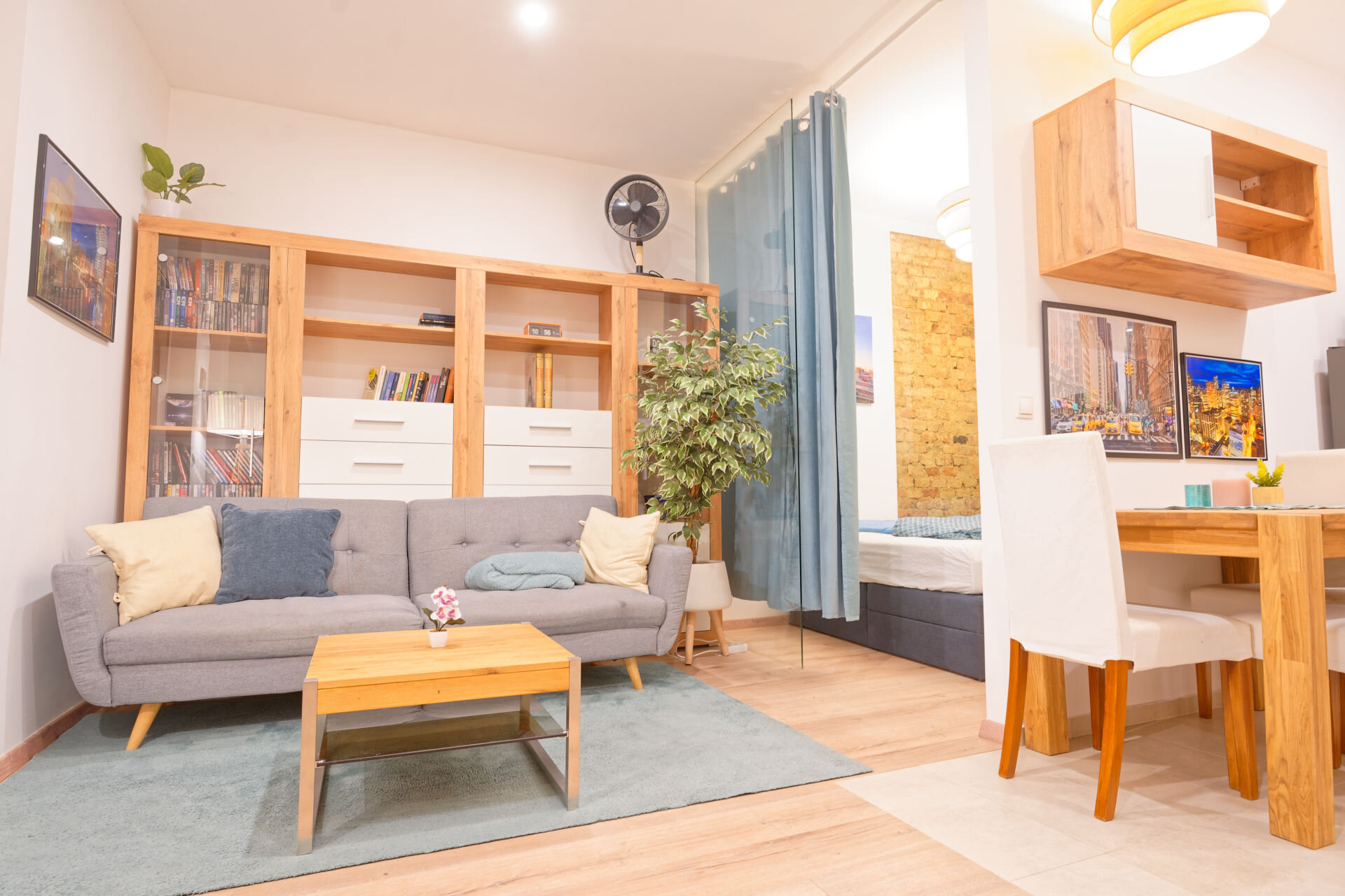 Gemütliches Wohnzimmer, Essecke und das Schlafzimmer mit Glaswand | © Sammer