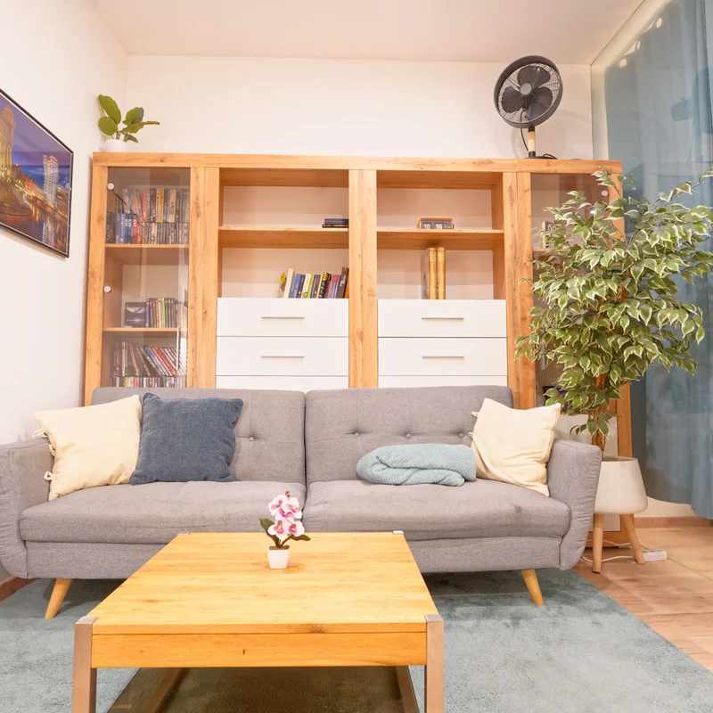 Gemütliches Schlafsofa mit ausziehbarer Funktion und Eiche-Massiv Couchtisch | © Sammer