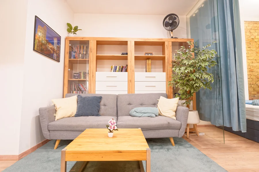 Gemütliches Schlafsofa mit ausziehbarer Funktion und Eiche-Massiv Couchtisch | © Sammer