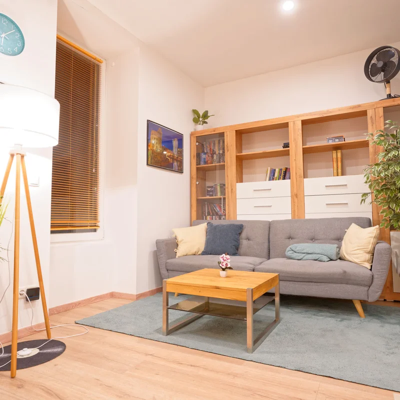 Gemütliches Wohnzimmer, Essecke und das Schlafzimmer mit Glaswand