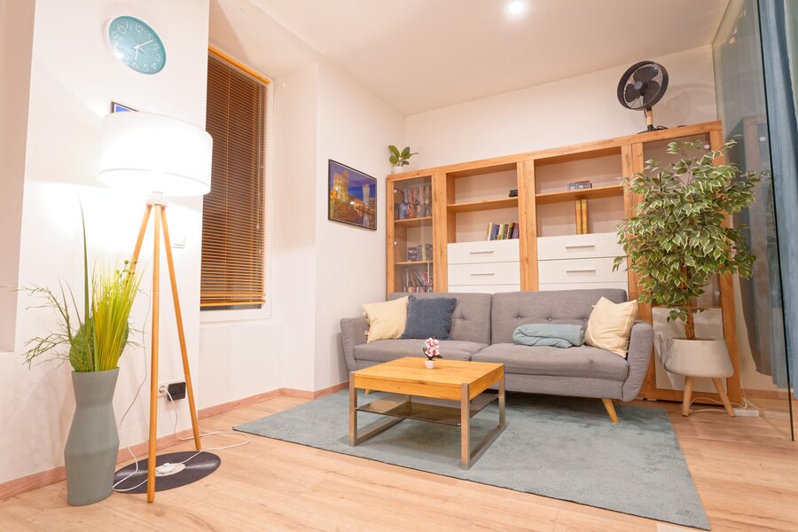 Gemütliches Wohnzimmer, Essecke und das Schlafzimmer mit Glaswand