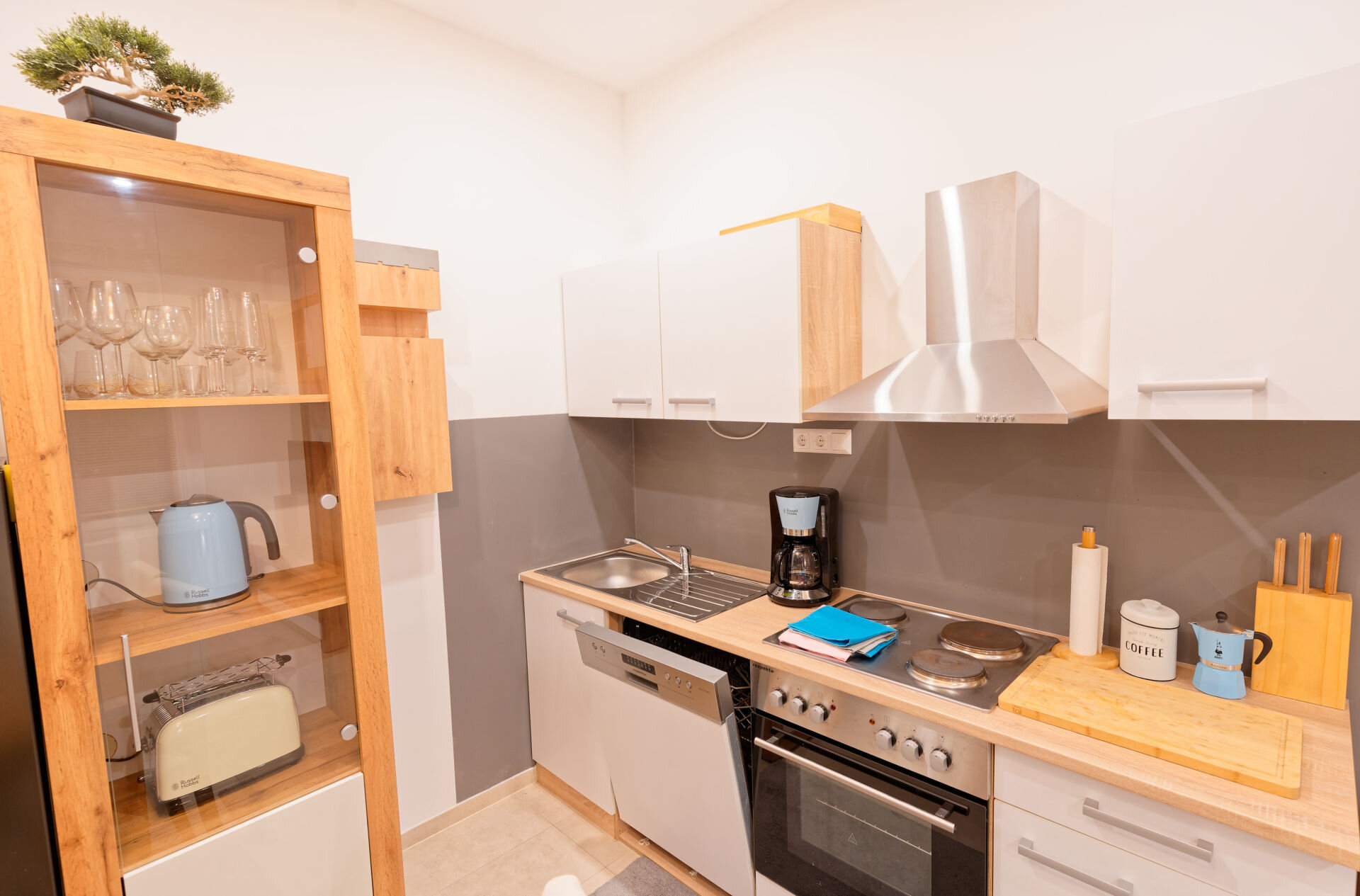 Küche mit Kaffeemaschine, Espresso Maschine, Geschirrspüler, Wasserkocher, Toaster, u.v.m. | © Sammer