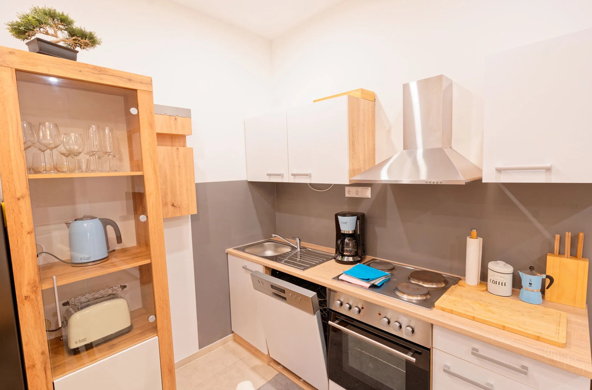 Küche mit Kaffeemaschine, Espresso Maschine, Geschirrspüler, Wasserkocher, Toaster, u.v.m. | © Sammer