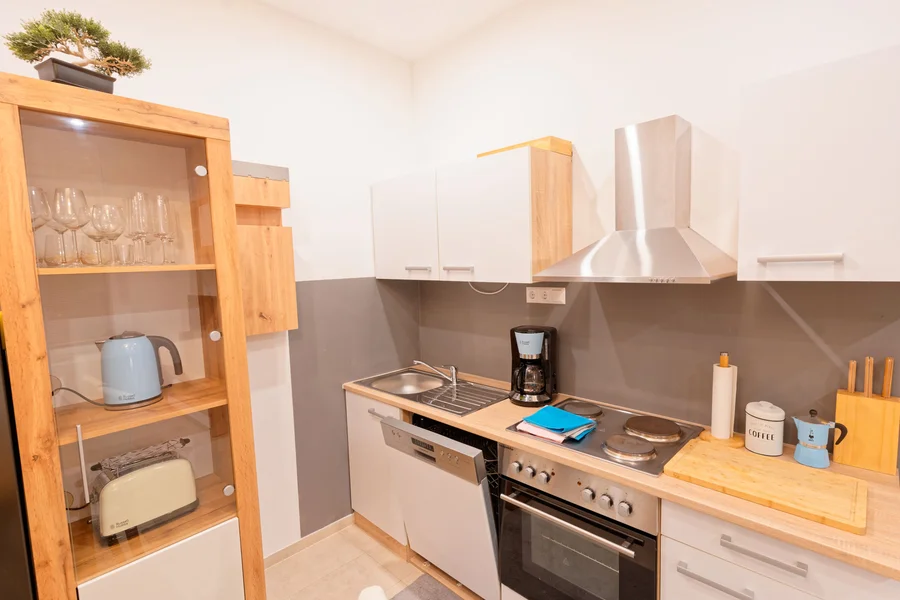 Küche mit Kaffeemaschine, Espresso Maschine, Geschirrspüler, Wasserkocher, Toaster, u.v.m. | © Sammer