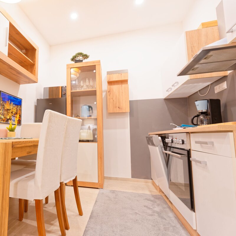 Schöner massiver Eiche-Holztisch zum Essen | © Sammer