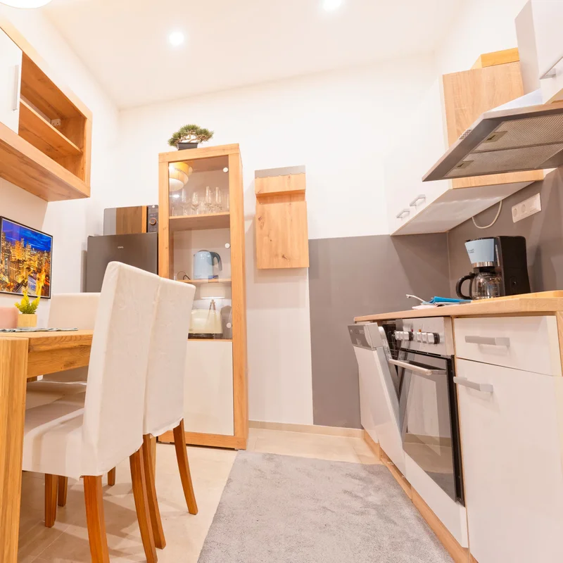 Schöner massiver Eiche-Holztisch zum Essen | © Sammer