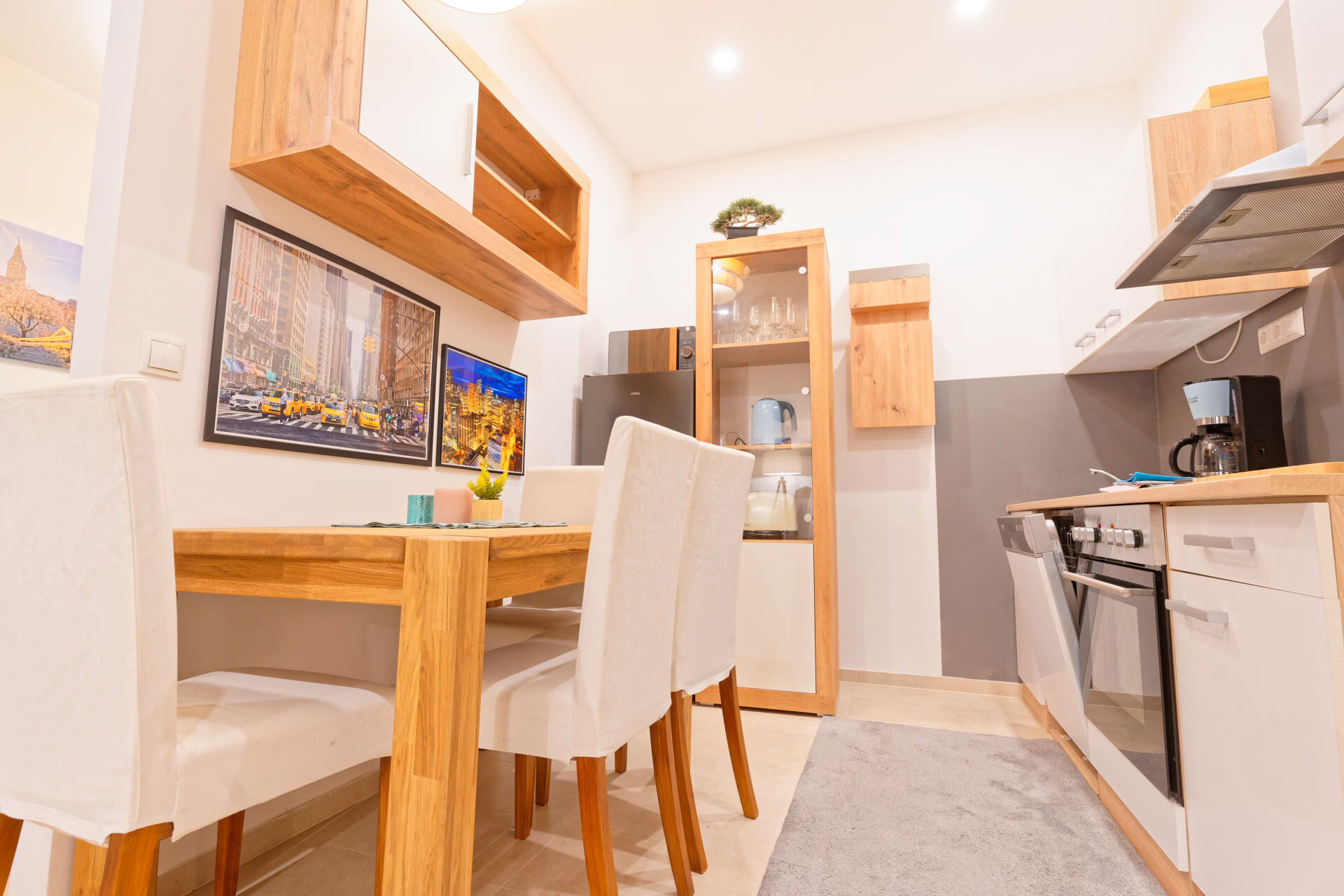 Schöner massiver Eiche-Holztisch zum Essen | © Sammer