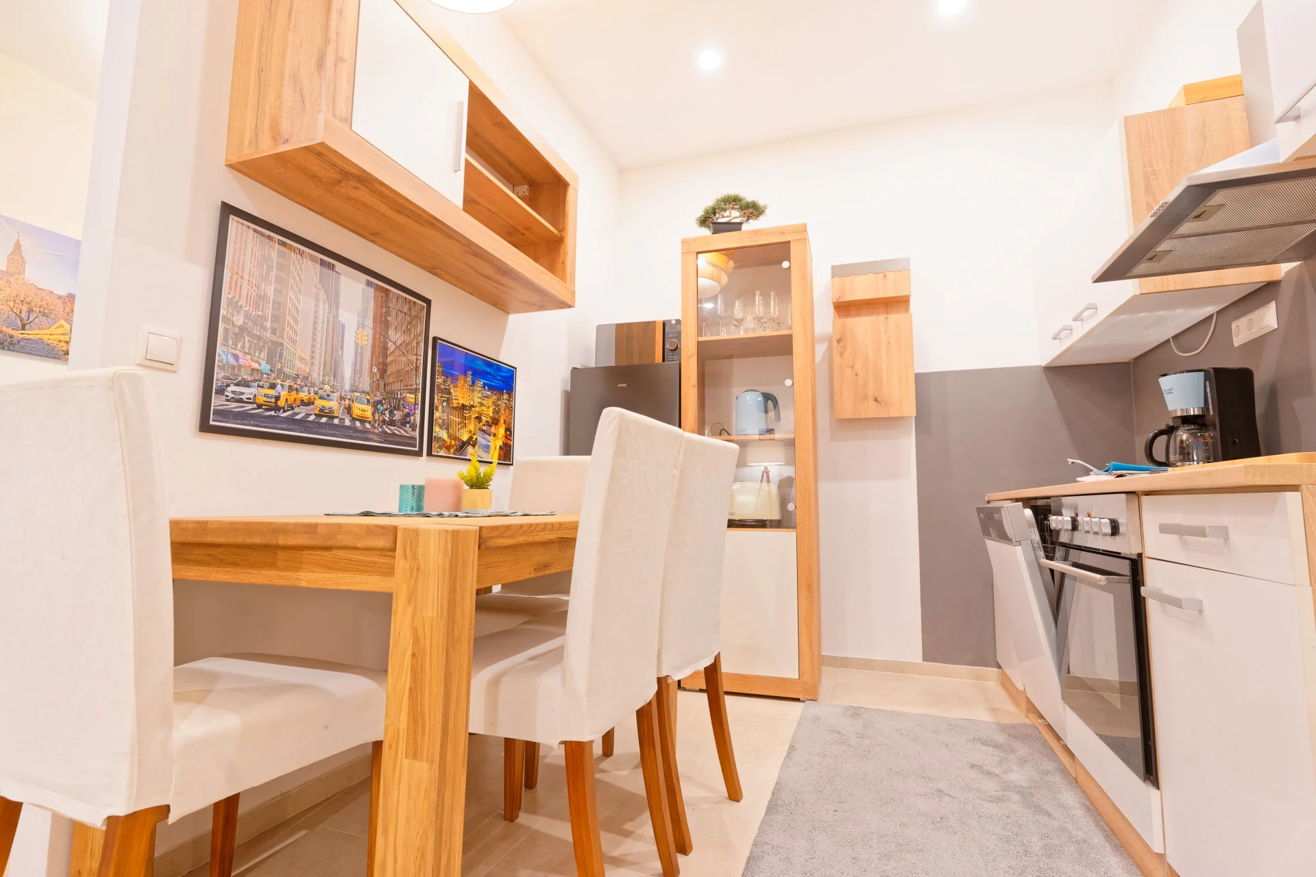 Schöner massiver Eiche-Holztisch zum Essen | © Sammer