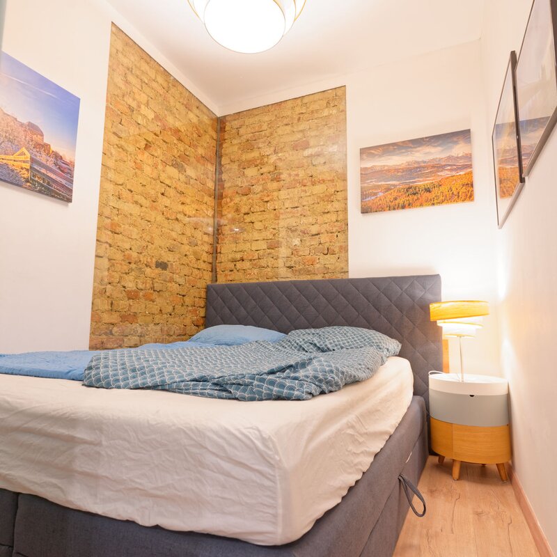 Schlafzimmer mit 160cm Boxspringbett, verglaster Wand für Loft Style | © Sammer