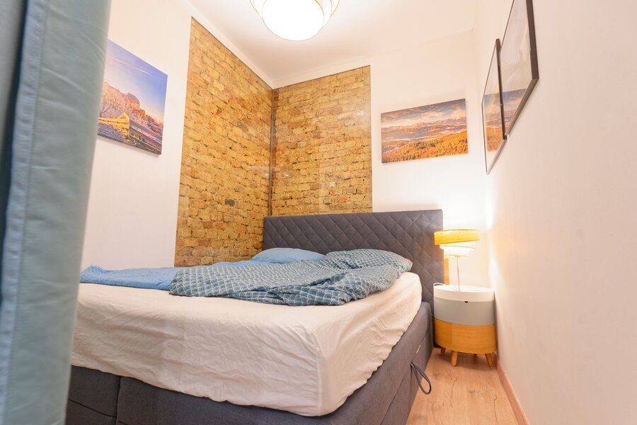 Schlafzimmer mit 160cm Boxspringbett, verglaster Wand für Loft Style | © Sammer