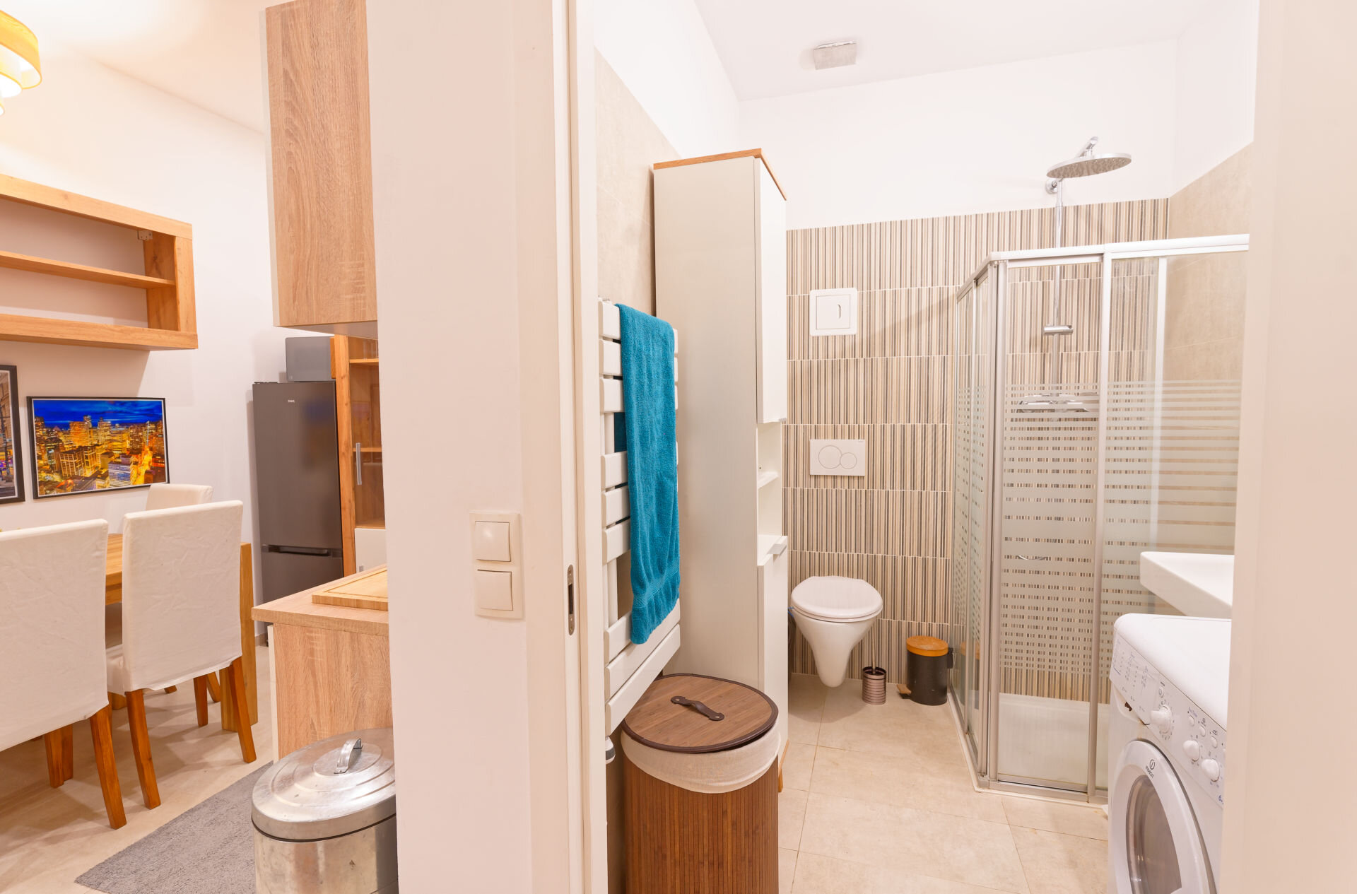 Blick auf Badezimmer und Wohnzimmer | © Sammer