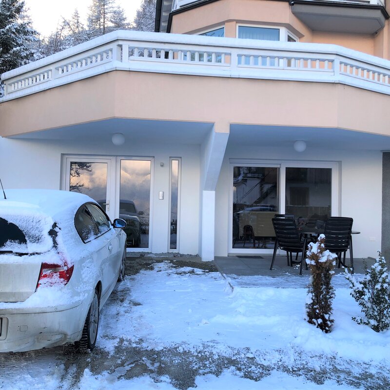 Außenansicht der Wohnung in Winter