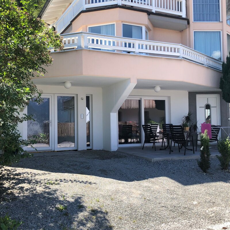 Außenansicht der Wohnung in Sommer