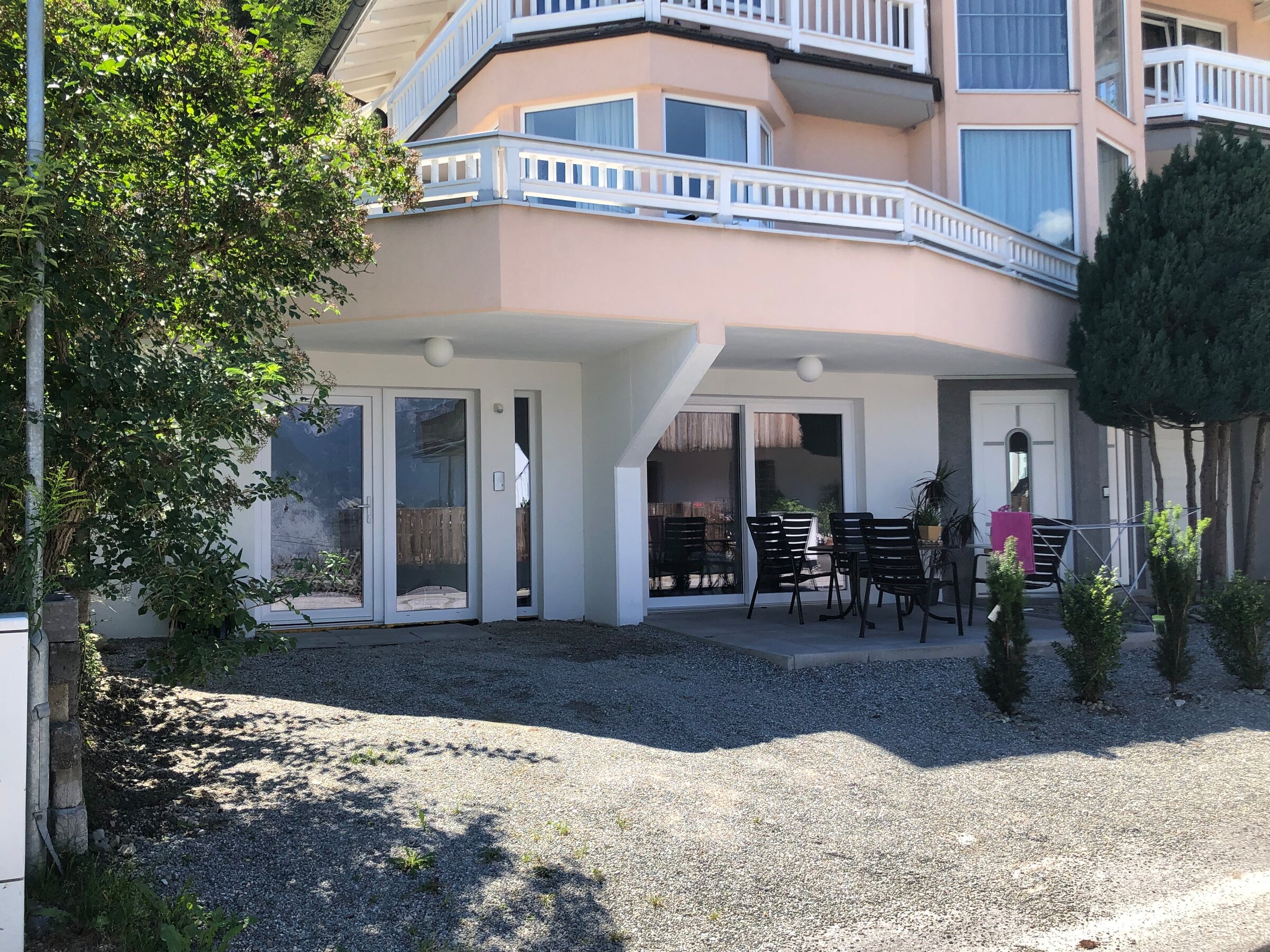 Außenansicht der Wohnung in Sommer