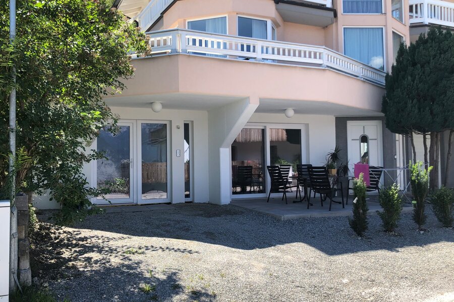 Außenansicht der Wohnung in Sommer