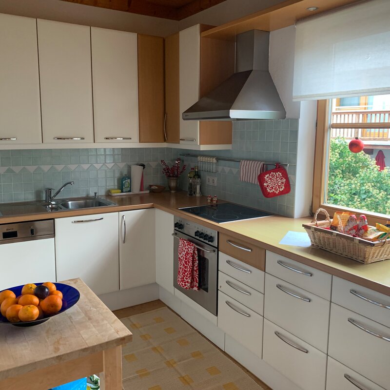 Helle Küche mit Fensterfront: 4-Zimmer Wohnung zur Kurzzeitmiete & Wohnen auf Zeit für 1 bis 6 Monate in Axams